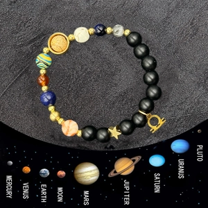 Dettaglio del bracciale in pietre naturali del sistema solare con ciondolo Bilancia oro