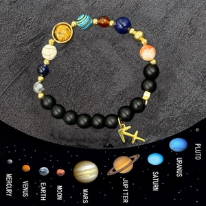 Dettaglio delle perle dei pianeti del sistema solare con ciondolo Sagittario su bracciale