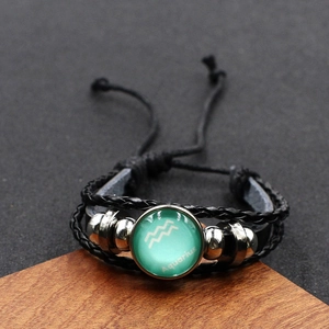 Detailansicht der gewebten schwarzen Leder-Wassermann-Armband mit Glas-Charme