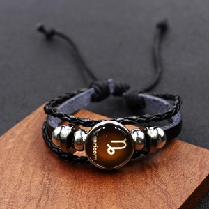 Detailansicht des mehrlagigen Steinbock-Lederarmbands mit geflochtenem Sternzeichen