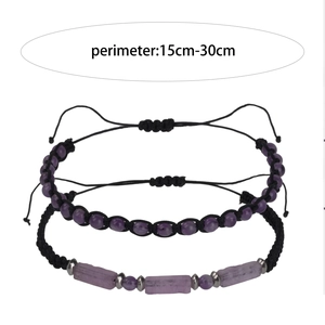 Dettaglio di bracciali in ametista fatti a mano con colonne di pietra viola