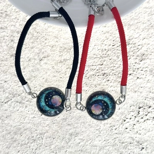 Dettaglio dei braccialetti intrecciati a mano sole e luna in nero e rosso per coppie
