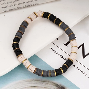 Bohemian armband van polymeerklei kralen met zwarte, grijze en gouden kleuraccenten