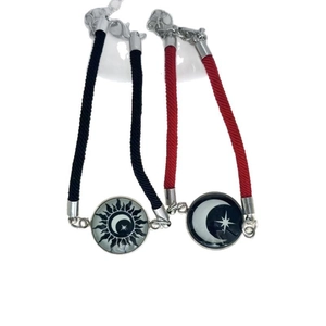 Bracciali per coppia sole e luna intrecciati a mano con corde rosse e nere e ciondoli vetro