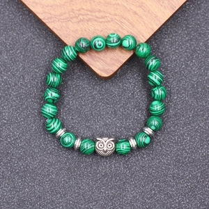 Bracelet de yoga perlé avec perles texture malachite verte et breloque chouette argent