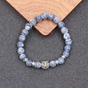 Vue détaillée du bracelet en perles de turquoise vintage avec un pendentif hibou