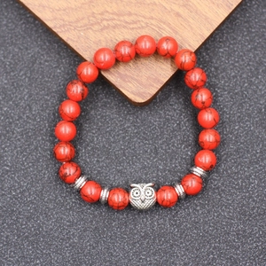 Vue détaillée du bracelet en perles de turquoise rouge avec breloque hibou argentée