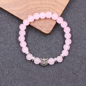 Détail du bracelet élastique chouette avec perles turquoise roses et séparateurs argent