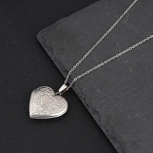 Collar de relicario de corazón en acero inoxidable plateado con grabados florales