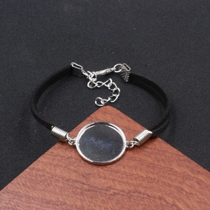 DIY Armband aus schwarzer Faserkordel mit runder Edelstahlfassung und Karabinerverschluss