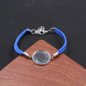 Details des königsblauen Samtband-DIY-Armbands mit leeres silbernes rundes Metallgehäuse