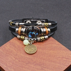 Dettaglio del bracciale multistrato in pelle zodiaco con ciondolo Pesci e perline