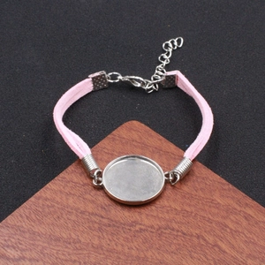Rosa DIY-Wildlederarmband mit Edelstahl-Lünettenanhänger und verstellbarer Kette