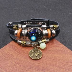 Dettaglio del bracciale multistrato in pelle intrecciata Toro con perline e ciondolo vintage