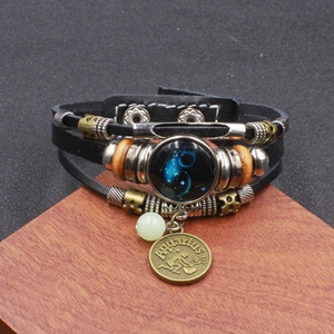 Dettaglio del bracciale Acquario multistrato in pelle con cupola in vetro e ciondolo in bronzo