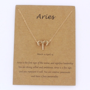Collar dorado del signo Aries en tarjeta de regalo con rasgos de personalidad