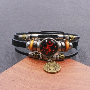 Dettaglio del bracciale Cancro multistrato in pelle con perline vintage e ciondolo bronzo