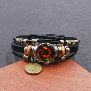 Dettaglio del bracciale multistrato in pelle segno Leone con cupola in vetro e ciondolo