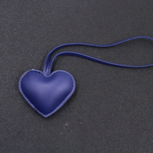 Ciondolo a cuore in pelle blu scuro minimalista con cordino e cuciture rifinite
