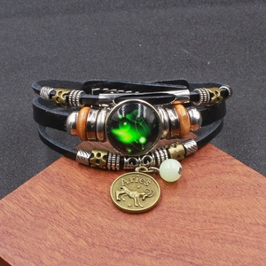Bracciale Ariete in pelle luminosa con vetro nebulosa verde e ciondoli in bronzo
