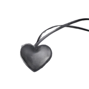 Ciondolo a cuore minimalista in finta pelle grigio scuro con dettagli di cuciture