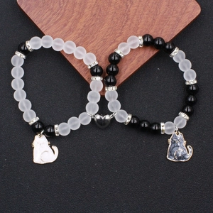 Braccialetti di perle per coppia bianco e nero con ciondoli gatto e chiusura magnetica a cuore