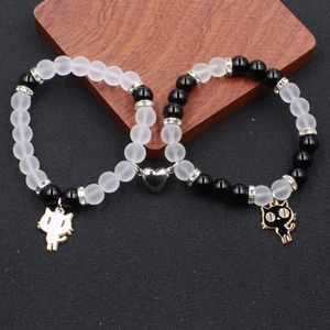 Bracciali di coppia magnetici a cuore con perle bianche e nere e ciondoli a gatto