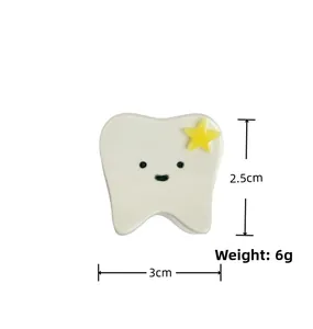 Vue détaillée de la pince à cheveux dent avec dimensions 3cm x 2,5cm et poids 6g