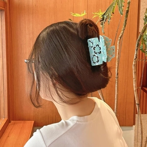 Blue acetic acid flower claw clip for women's bun hairstyle with hollow rhinestone design