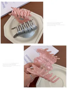 Details von Haarspangen aus Acetat in Rosa Marmor und Mattgrau auf einem Dekotablett