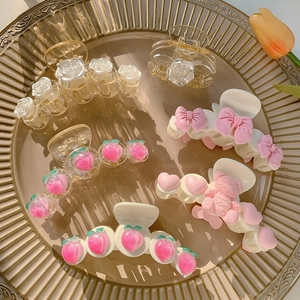 Lot de pinces à cheveux fleuries avec roses et ours sur plateau vintage