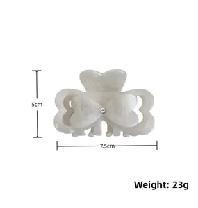 Detailsicht der perlweißen Acetat-Haarklammer mit Abmessungen von 7,5 cm und 5 cm Größe