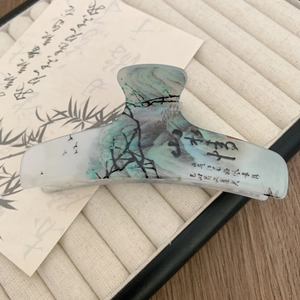Detail der großen blau-transparenten Haarklammer mit traditioneller chinesischer Malerei