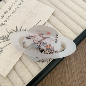 Details einer eleganten Haarklammer aus Acryl mit traditioneller chinesischer Malerei