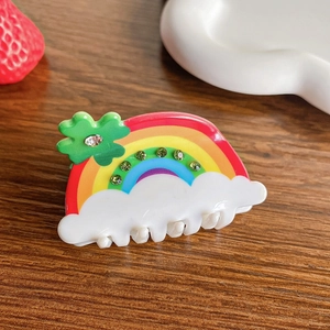 Pinza per capelli arcobaleno con strisce colorate e base a nuvola su legno
