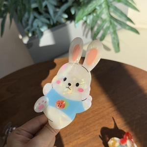 Pince à cheveux lapin mignon en acétate avec détail carotte et finition nacrée nacrée