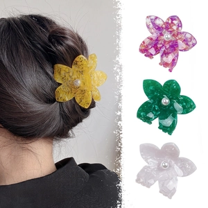 Elegante bloemen haarklemmen van acetaat met parels voor dames in vier kleuren