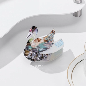 Elegante molletta per capelli a cigno con trama in marmo acetato per lo styling donna