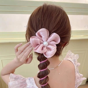 Élastique à cheveux fleur rose avec perle centrale et bandelettes spirales souples
