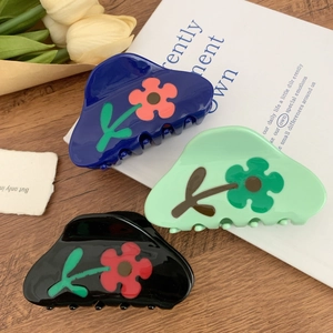 Drei Acetat-Haarklammern mit Blumenmuster in Marineblau, Minzgrün und Schwarz