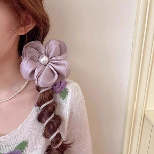 Anneau de cheveux fleur en satin violet avec perle et élastique spirale durable