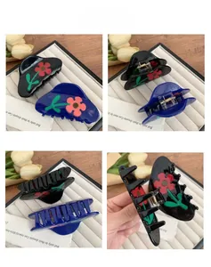 Detailansicht der Haarklammern aus Acetat mit Blumenmuster und robuster Metallfeder