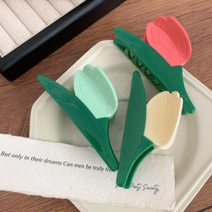 Lot de trois pinces à cheveux tulipes rose vert et beige dans un plat décoratif