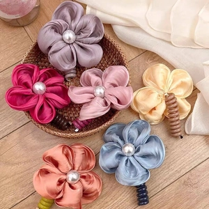 Élastiques à cheveux fleurs en fil de téléphone avec pétales en satin et perle centrale