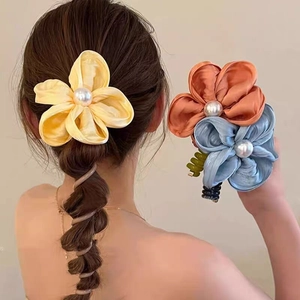 Élastiques à cheveux fleurs en satin avec perle centrale en jaune, orange et bleu