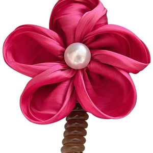 Élastique à cheveux cordon téléphone avec pétales en satin rose et perle