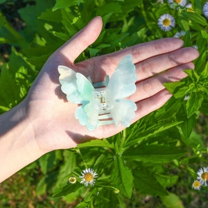 Détail de la pince à cheveux papillon en acétate bleu clair avec ressort doré et fini perlé