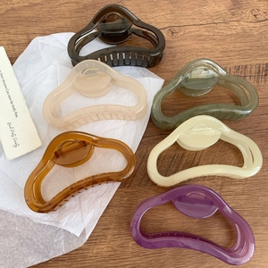 Lot de 6 pinces à cheveux triangulaires évidées aux couleurs mates variées sur fond élégant