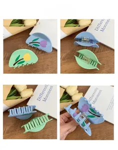Vues détaillées de pinces à cheveux à fleurs en acétate bleu et vert pour styles élégants