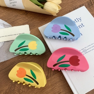 Lot de quatre pinces à cheveux à motif de tulipes aux couleurs pastel sur bois